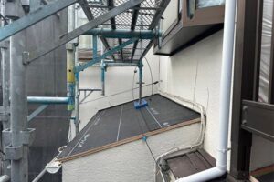 横浜市港南区で葺き替え工事による屋根修理　下屋根の施工